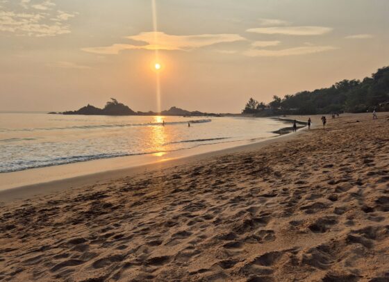 Solnedgang på Om Beach
